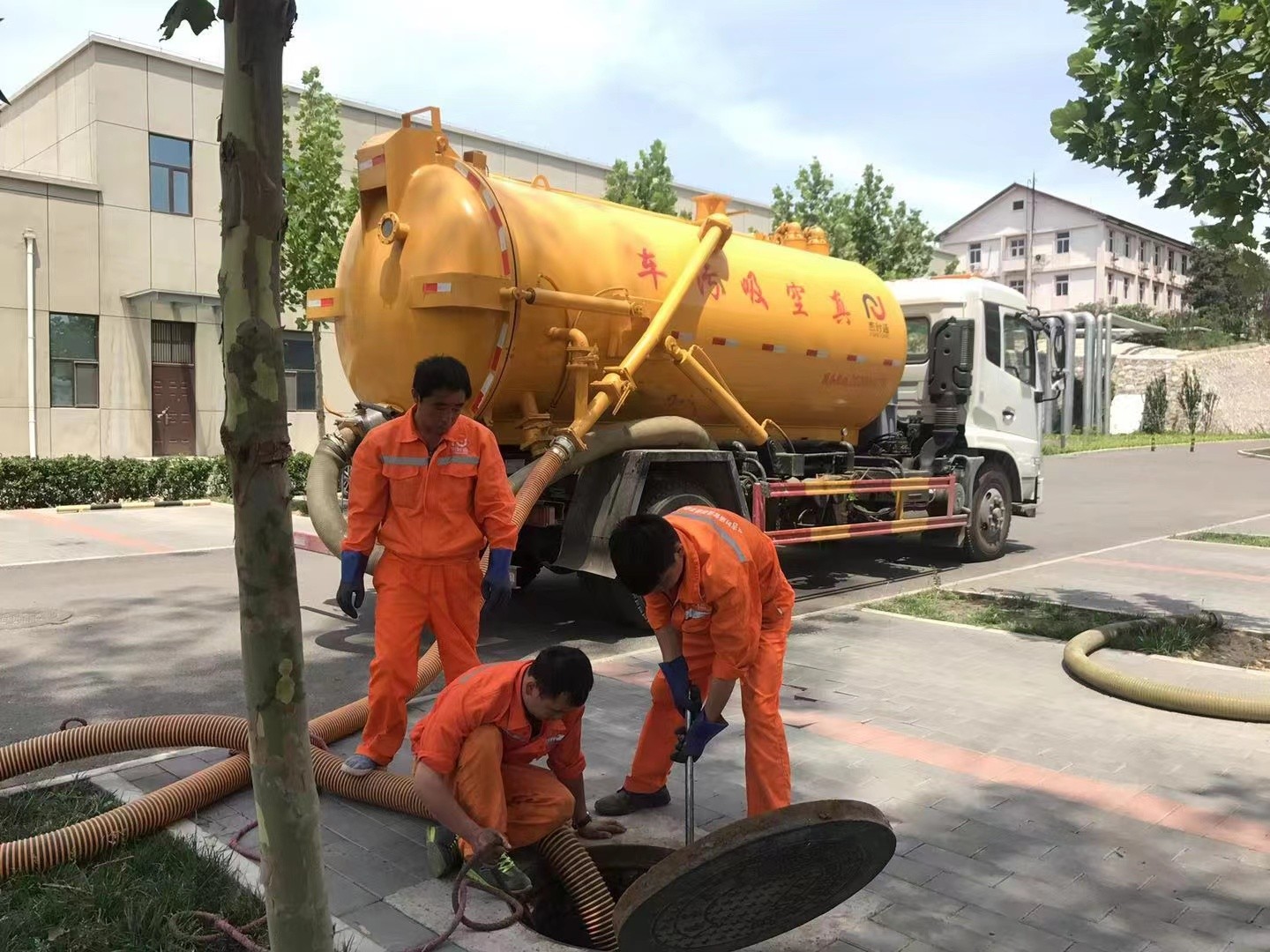 万全管道疏通车停在窨井附近