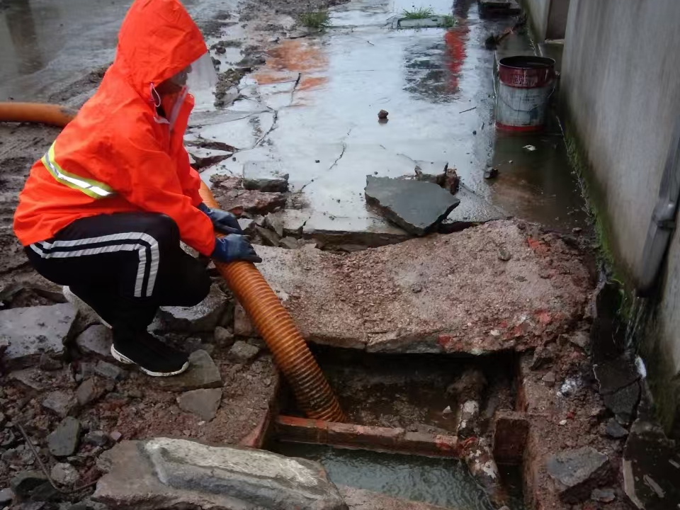 万全专业清理污水池 炜誉市政以规范流程守护城市 “肠道”