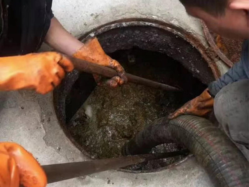 万全清理化粪池时如何避免沼气的危害？